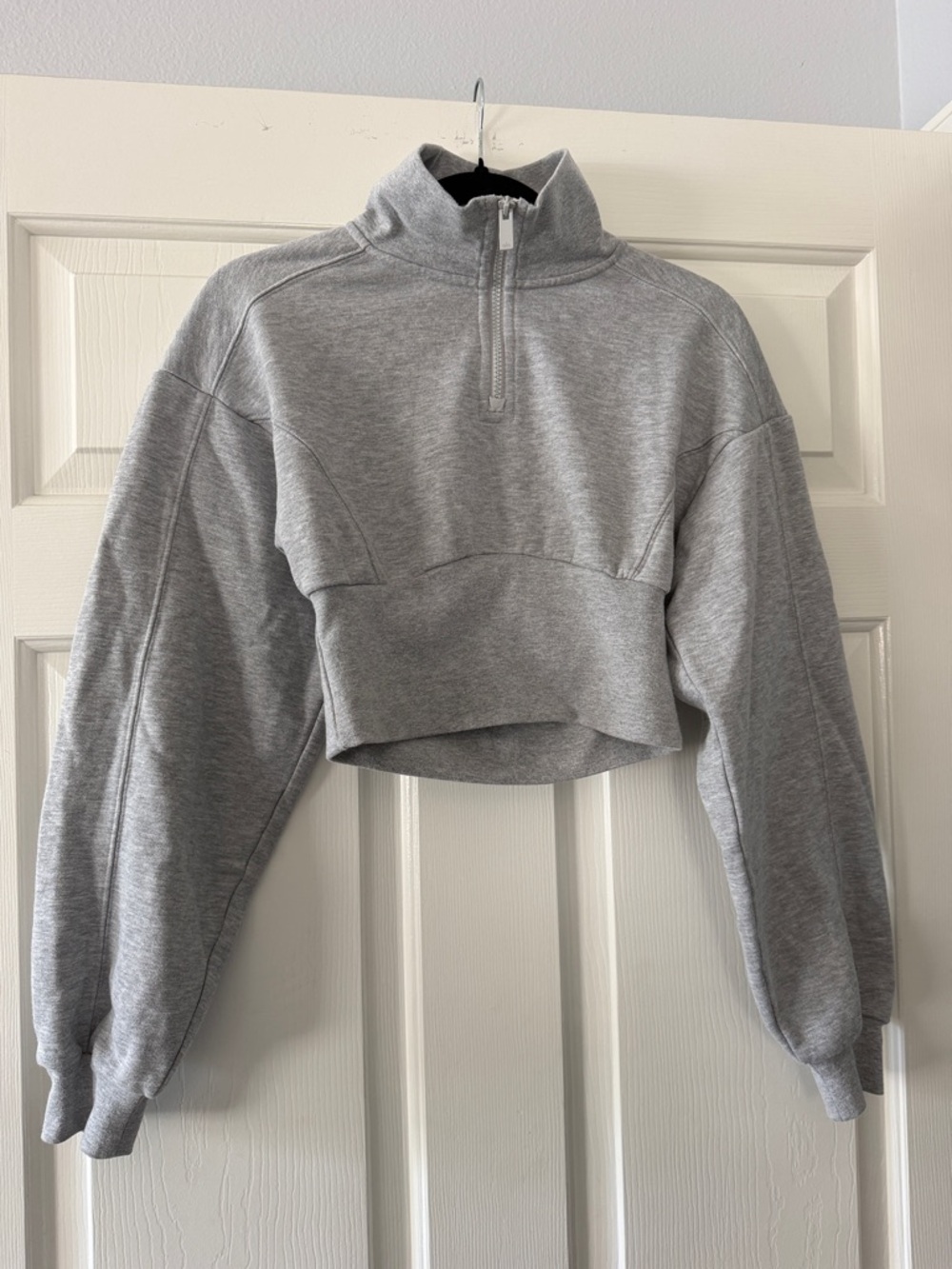 ALO Yoga Gray Cropped Quarter-Zip Pullover and Sweatpants set